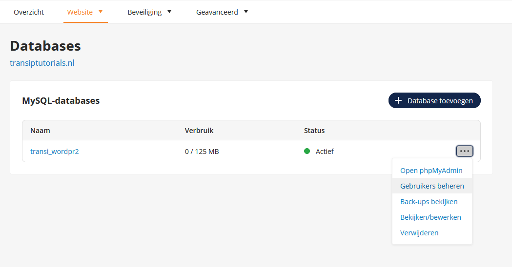 Klik op drie puntjes om je databasegebruikers te openen